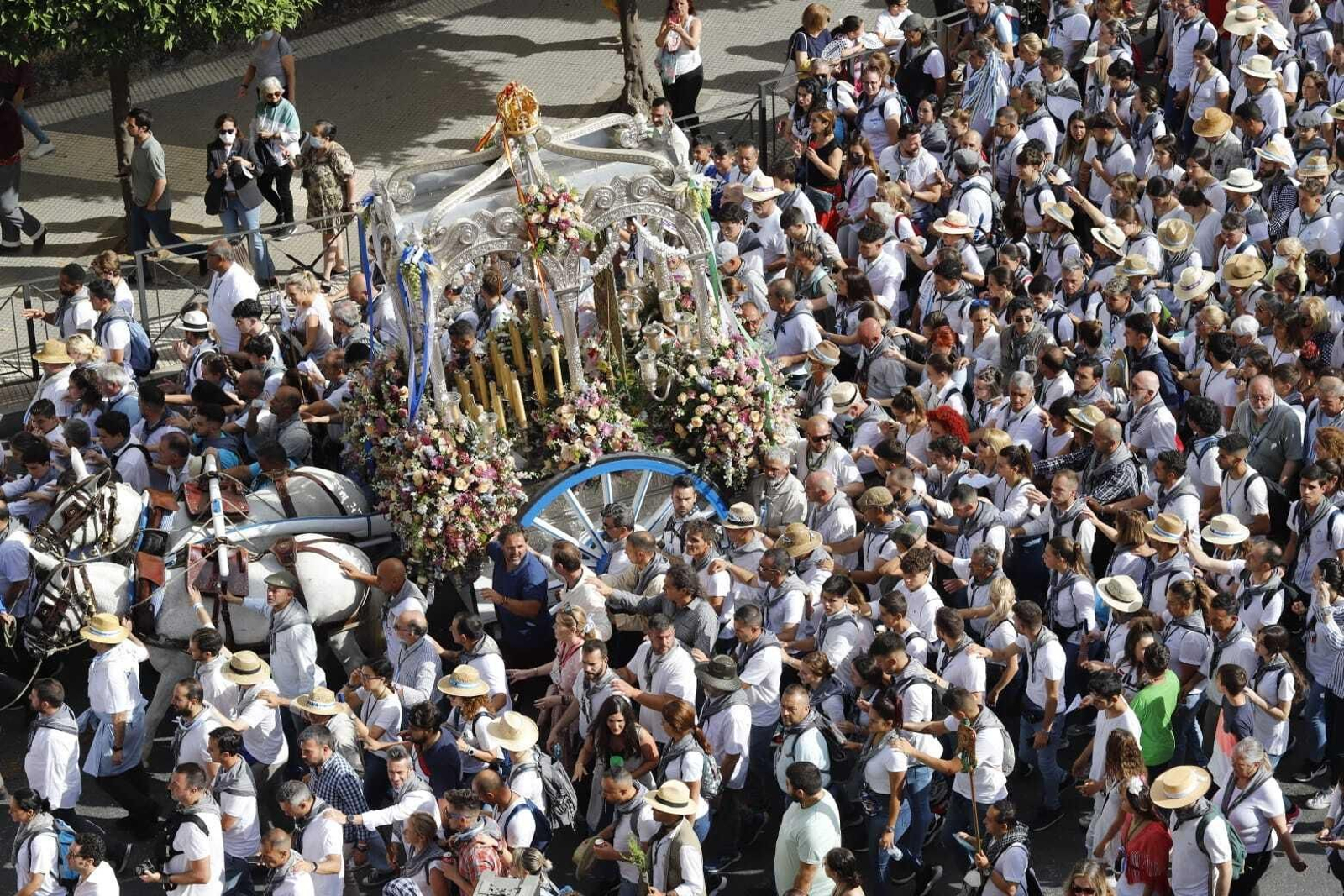 Las primeras imágenes de la Hermandad del Rocío de Huelva por las calles de la capital
