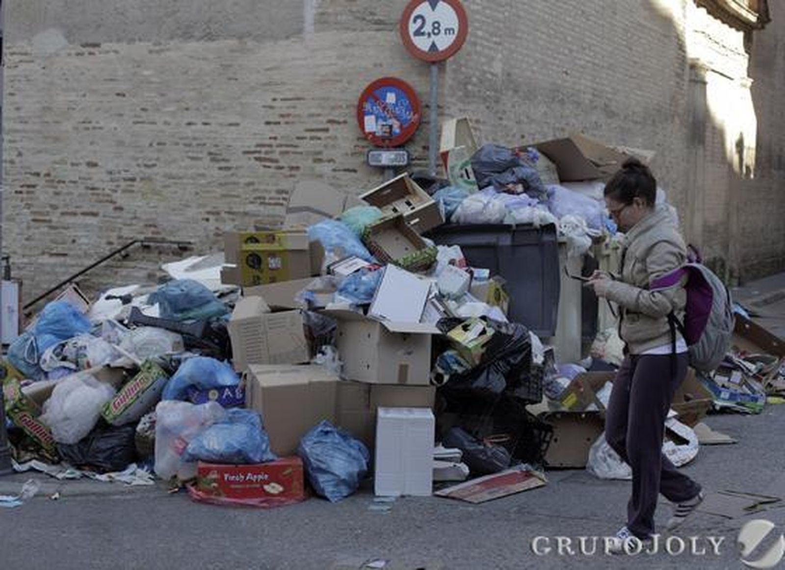 Las montañas de basura empiezan a invadir las calzadas.

Foto: Antonio Pizarro