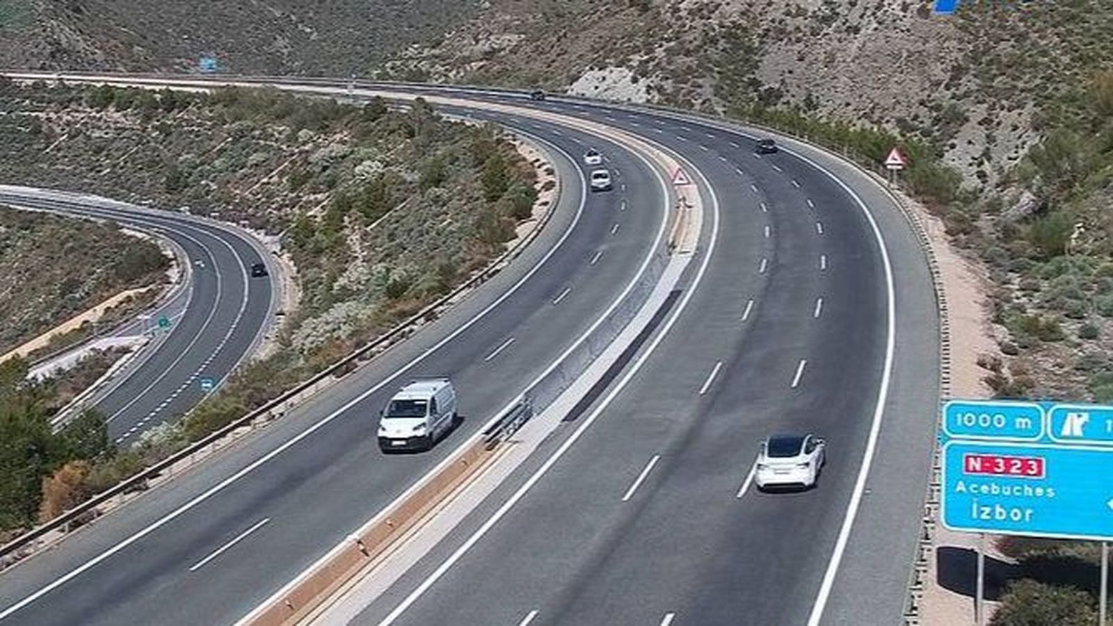 Varios coches circulan por la A-44 tras la reapertura