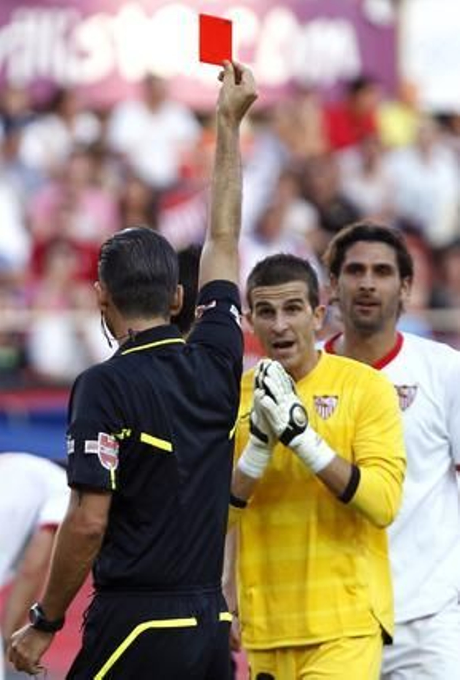 Escude ve la tarjeta roja tras hacer un penalti./ EFE