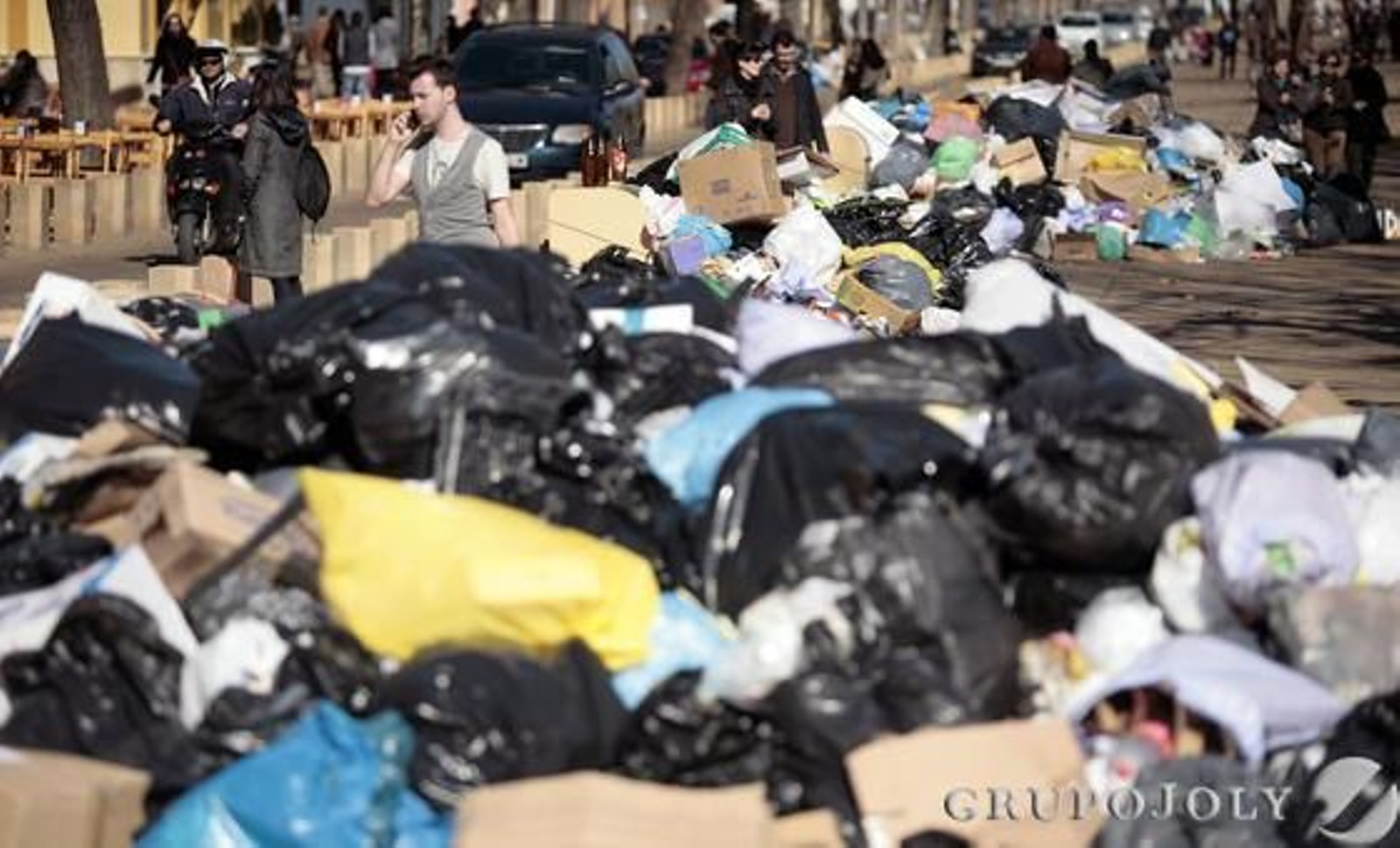 Montañas de basura se acumulan por las calles de Sevilla.  Foto: Juan Carlos Muñoz