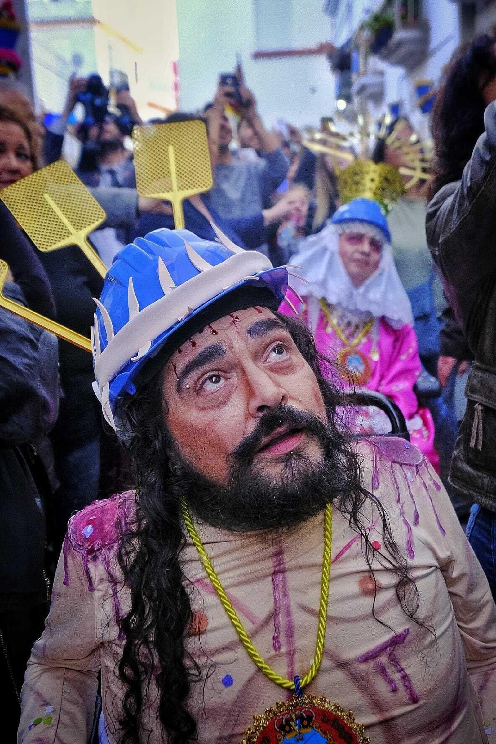 Pasacalles de la Chirigota Aquí estamos de paso