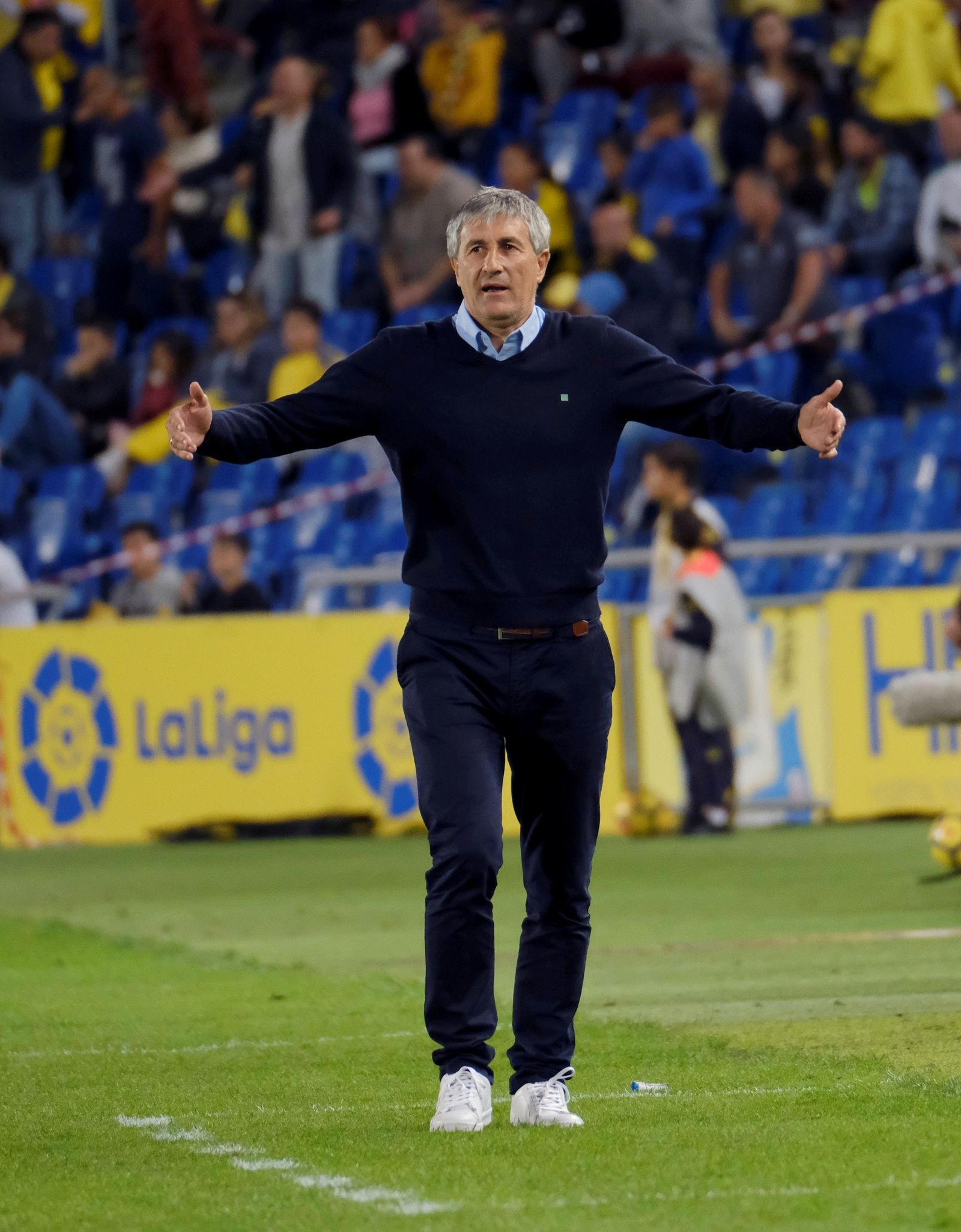 El entrenador del Betis, Quique Setién, gesticula durante el choque ante Las Palmas en el área técnica del estadio de Gran Canaria.