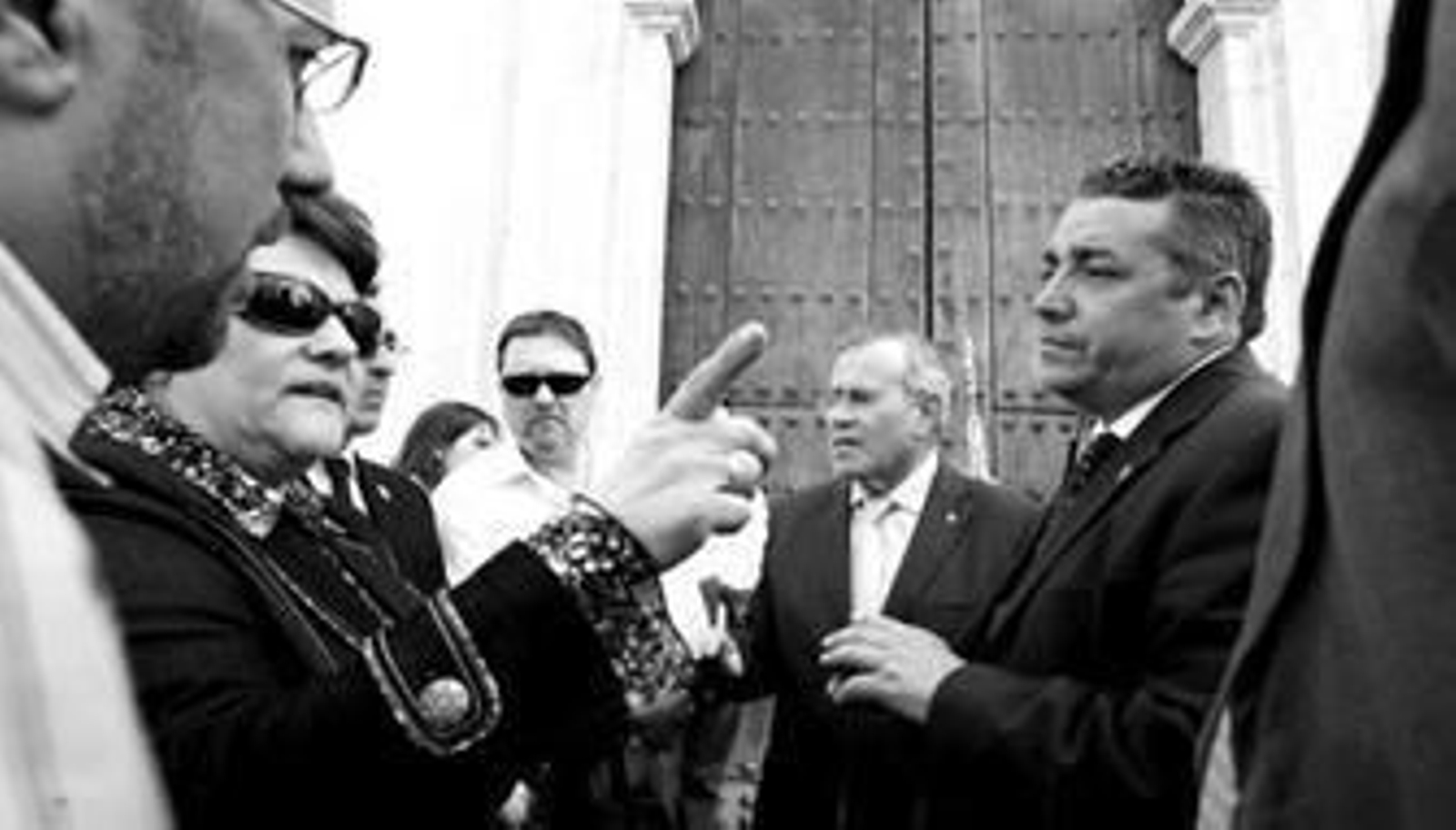 Villalba y Cuadra conversan con miembros de la hermandad de la Esperanza.