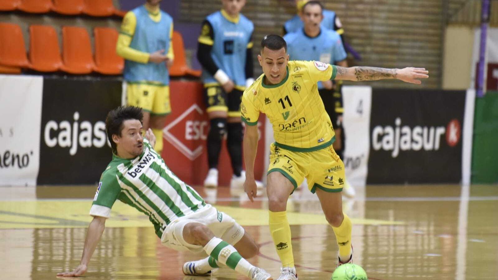 Chaguinha presiona a Felipe Mancha.