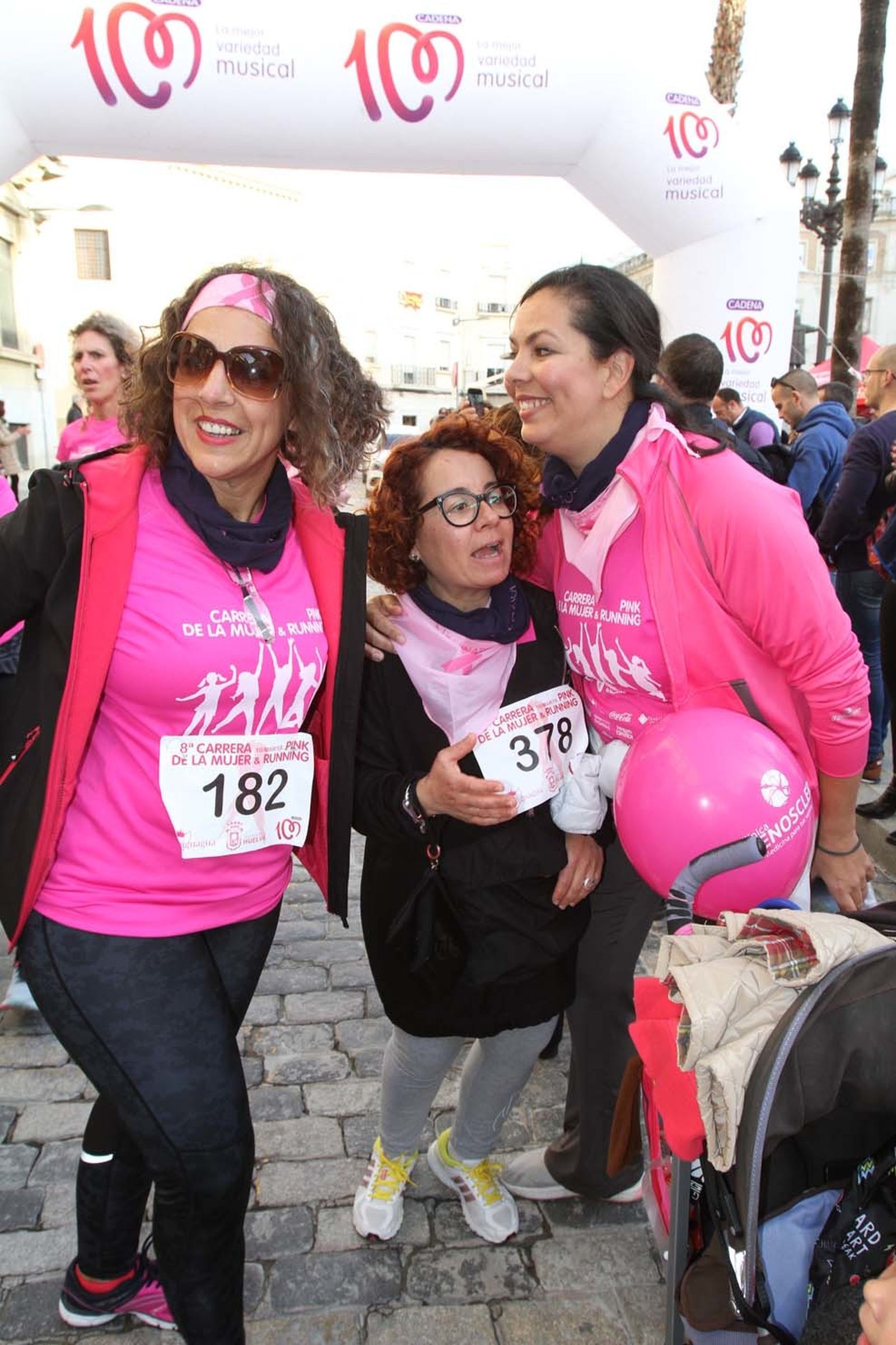 Imágenes de la Carrera contra el cáncer de mama de Huelva.