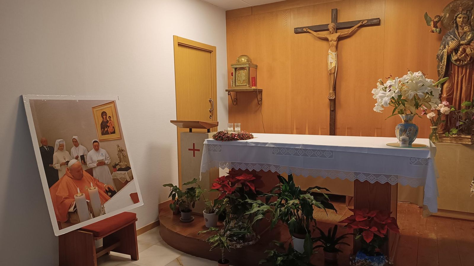 En la capilla del Juan Ramón Jiménez se encuentra una imagen con la misa celebrada por San Juan Pablo II en el Gemelli de Roma.