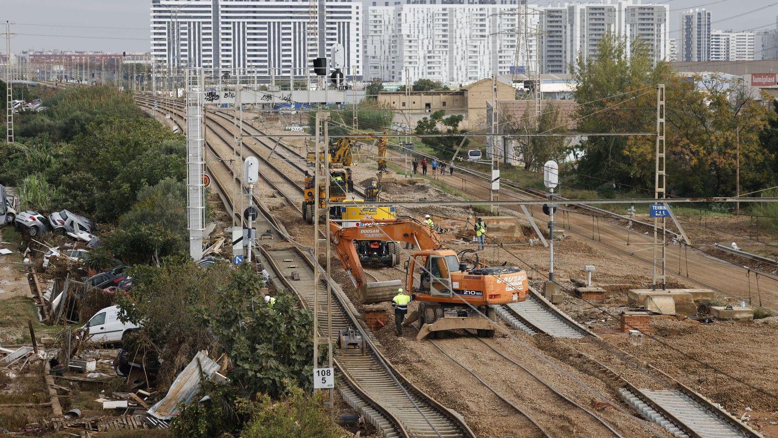 Trabajos de limpieza por la catártrofe de la DANA en Valencia