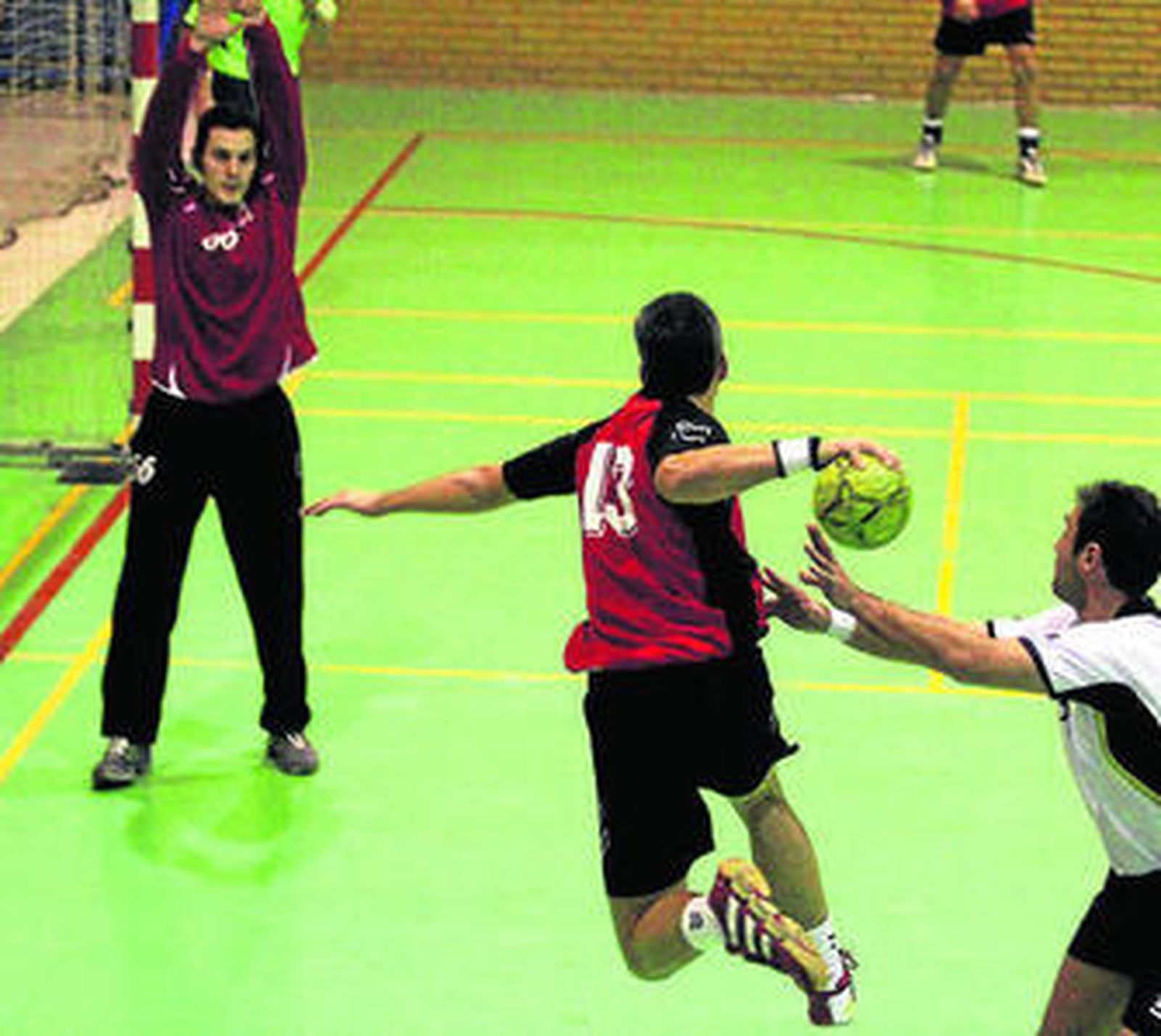 Imagen de un ataque del Malagueta ante el Carboneras, ayer.