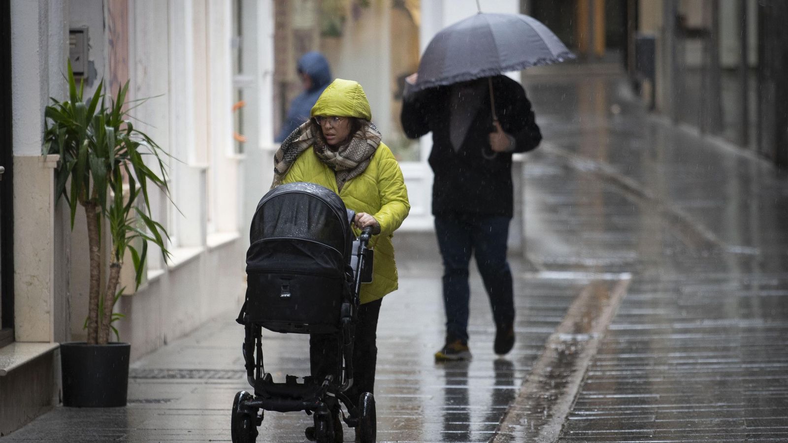 Imagen de archivo del centro de Granada bajo una fuerte lluvia
