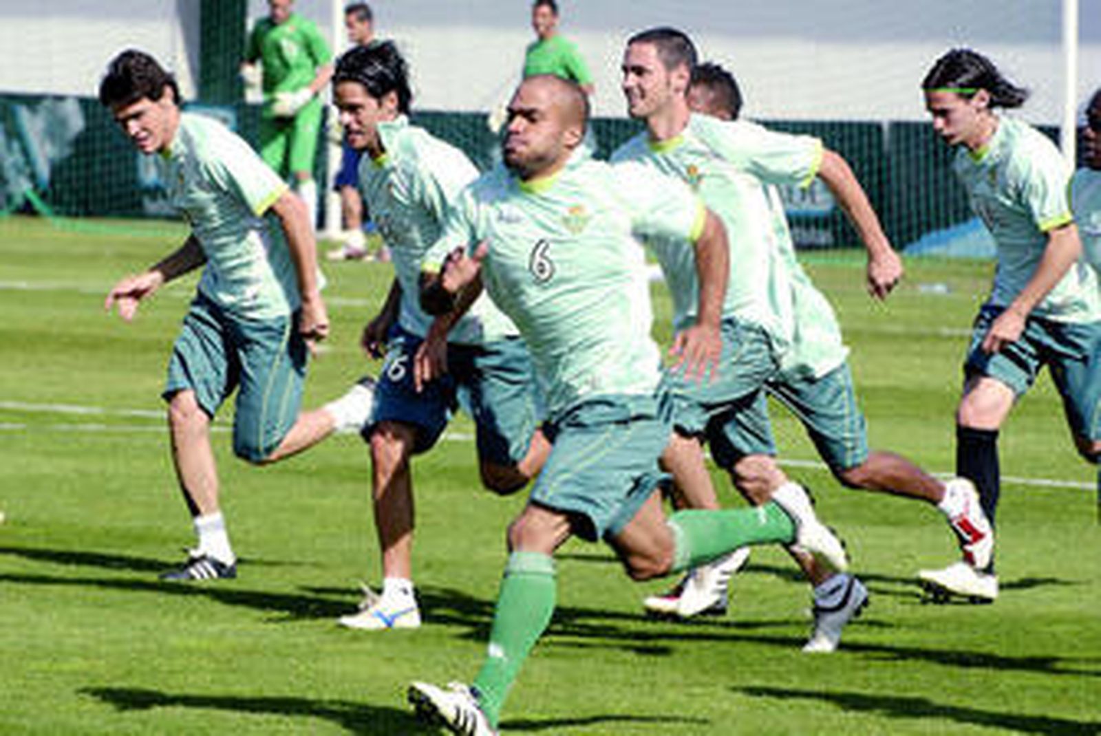 Odonkor esprinta en el entrenamiento junto a Lima, Óscar López, Melli y Capi.