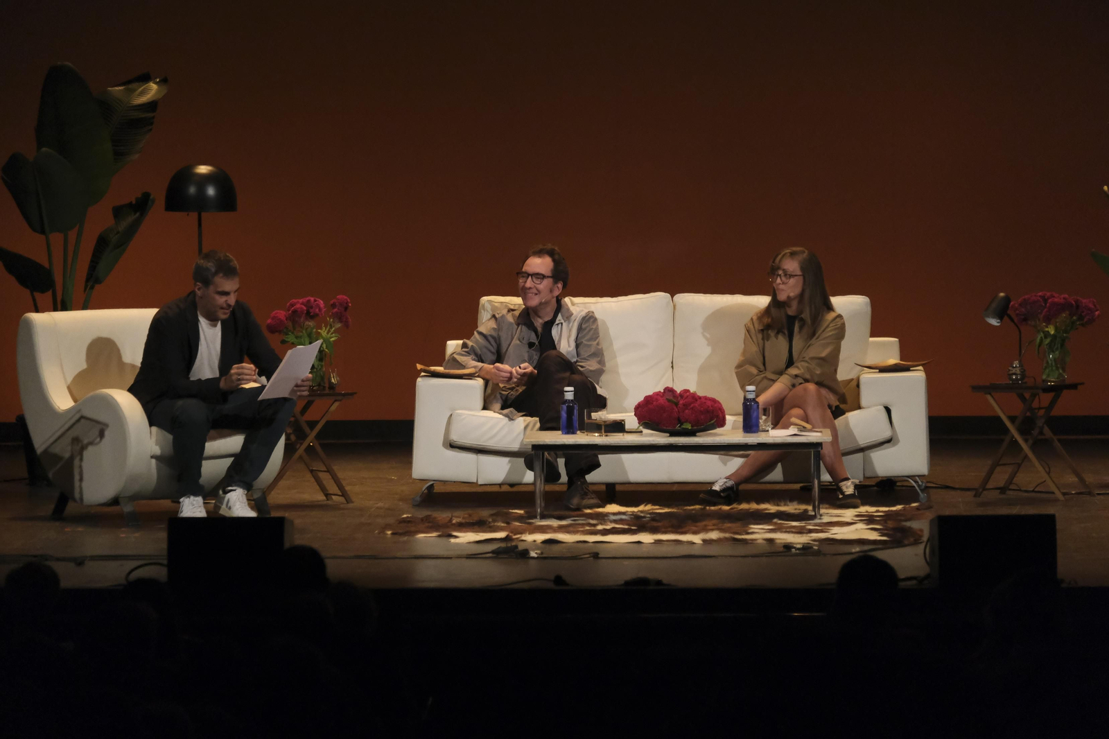 Momento del coloquio entre Agredano, Peyrou e Iturraspe.