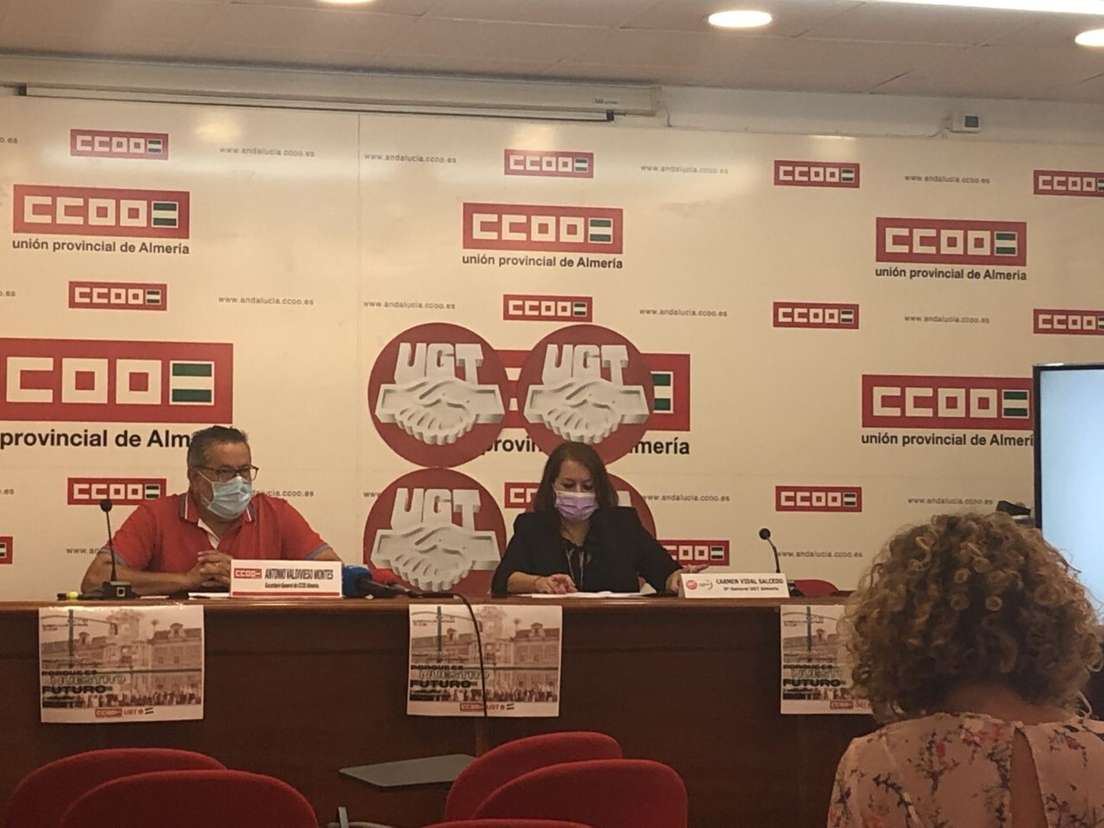 Antonio Valdivieso (CCOO Almería) y Carmen Vidal (UGT Almería) presentando la acción reivindicativa de mañana