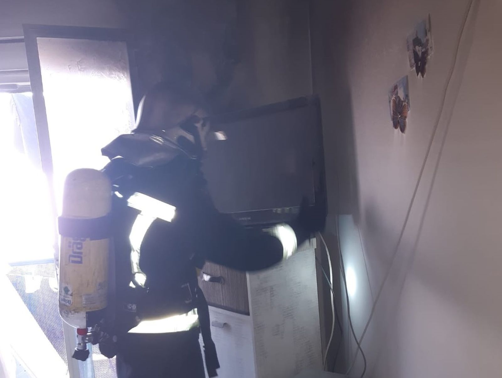Intervención de los bomberos en la vivienda de la calle Olmo.