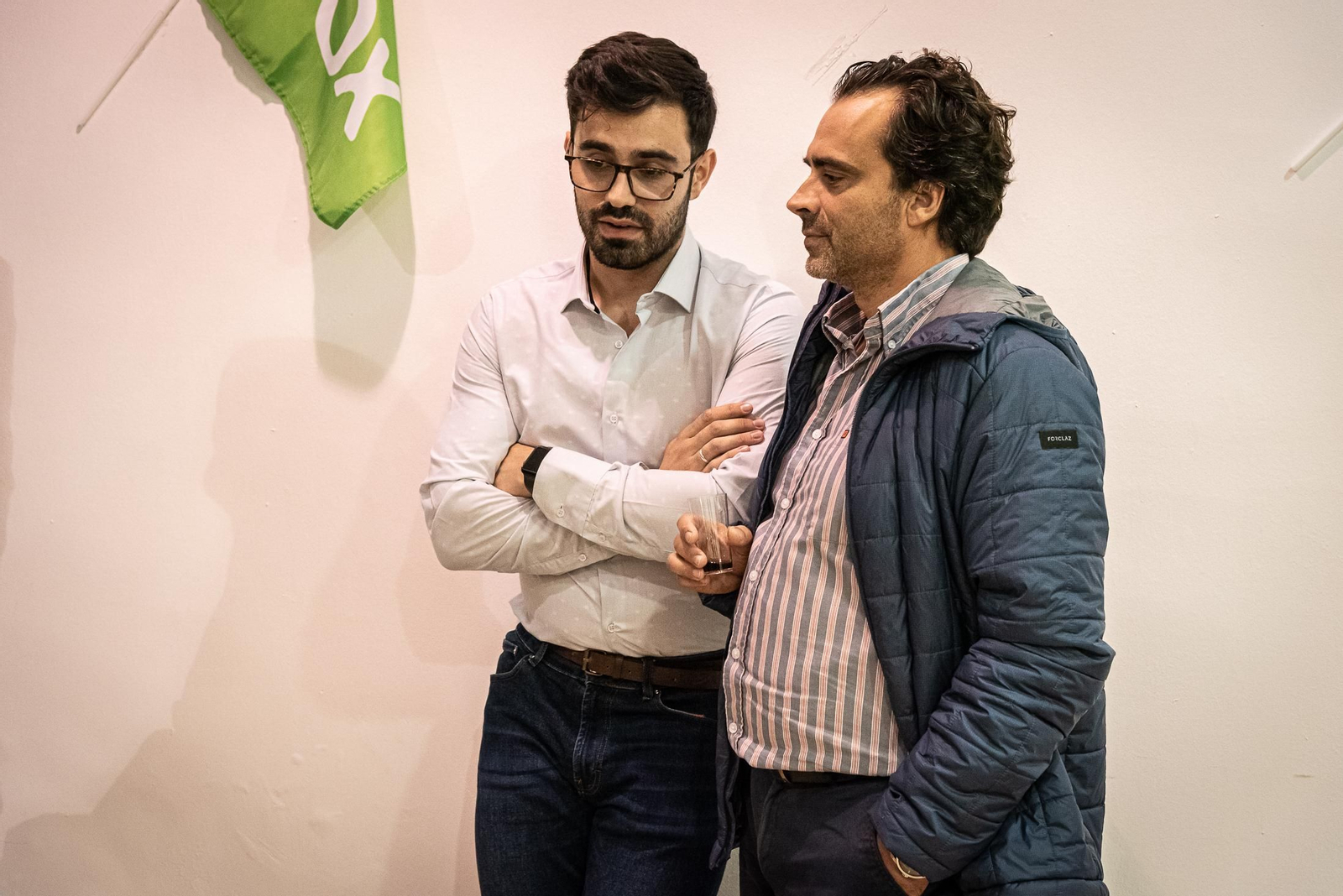 Imágenes de la jornada electoral en la sede de VOX en Huelva