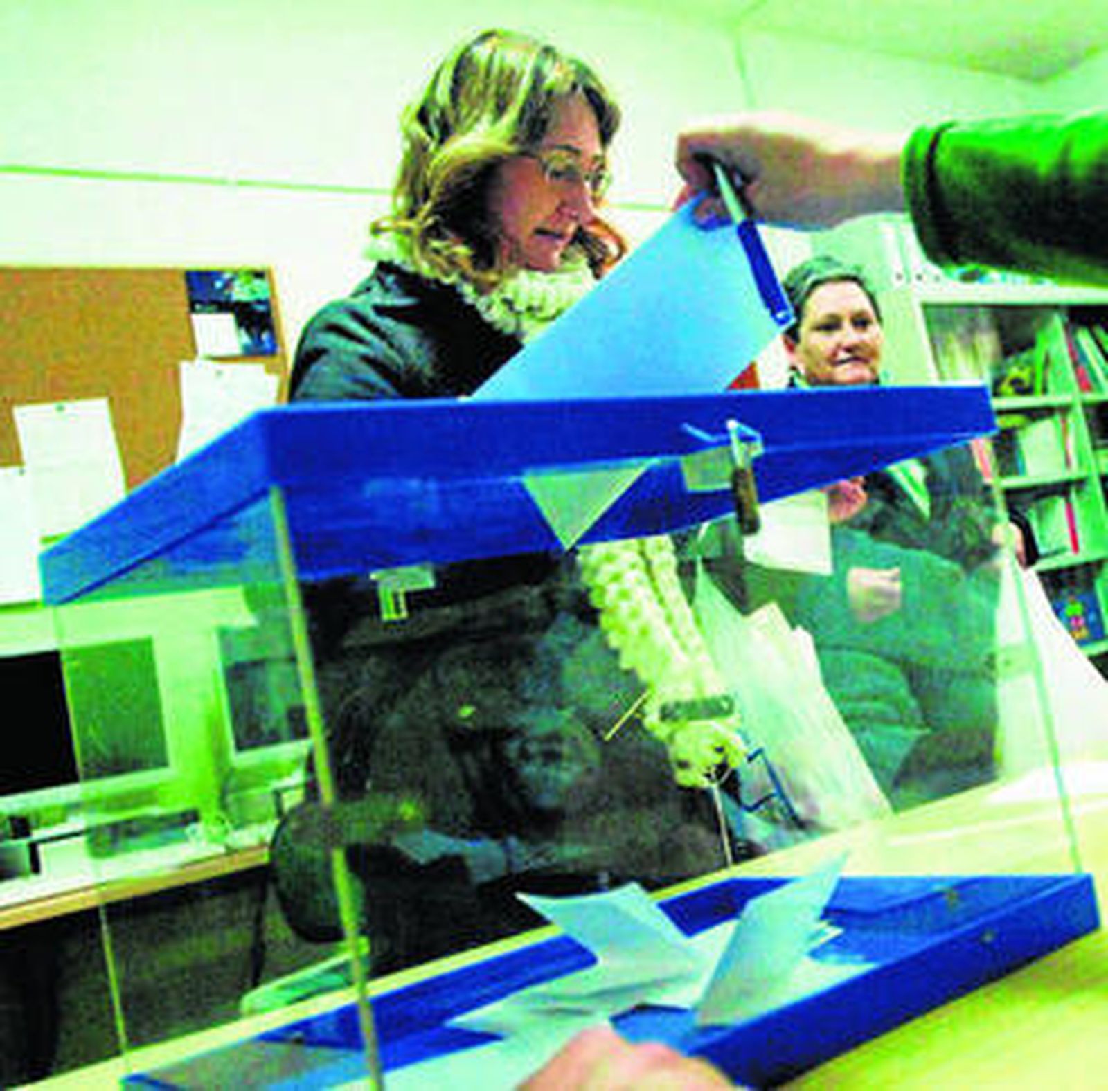 Una persona vota en los comicios del consejo escolar de un centro de la provincia.