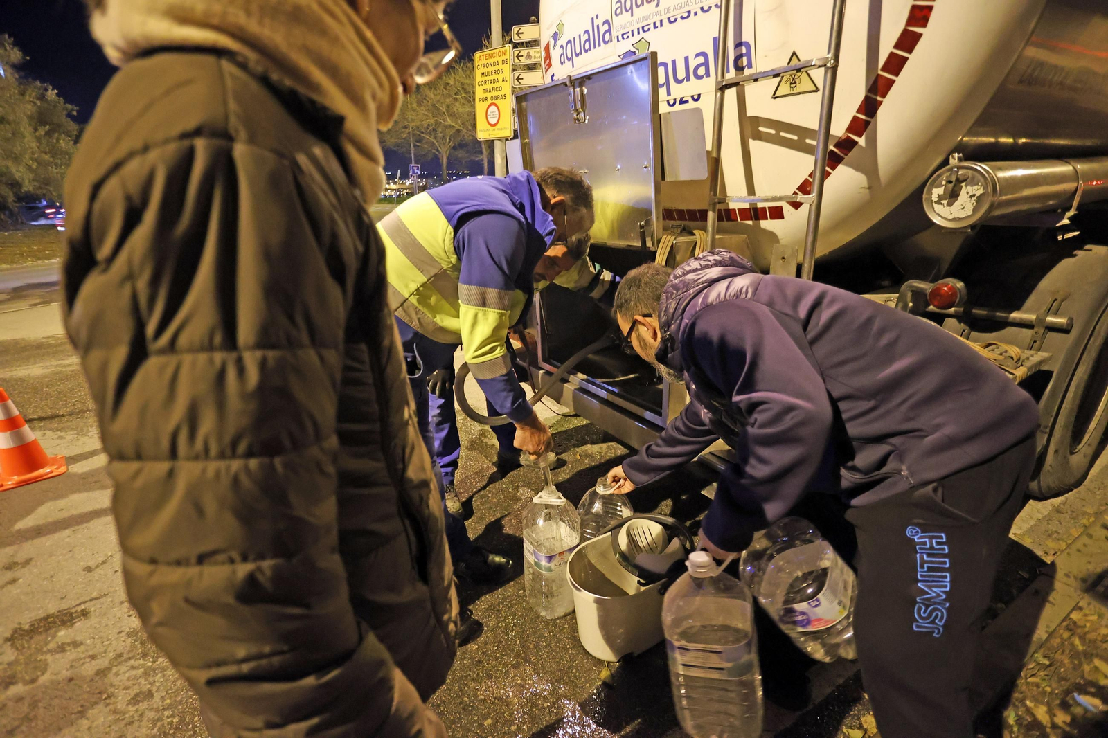 Imágenes del reparto de agua en Vallesequillo
