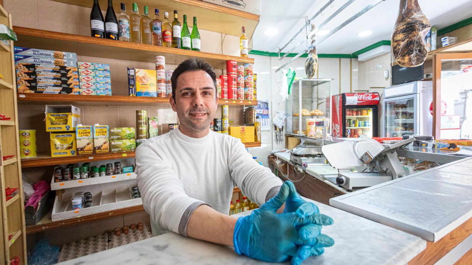 José María Alba, tras el mostrador de Alimentación Dora.