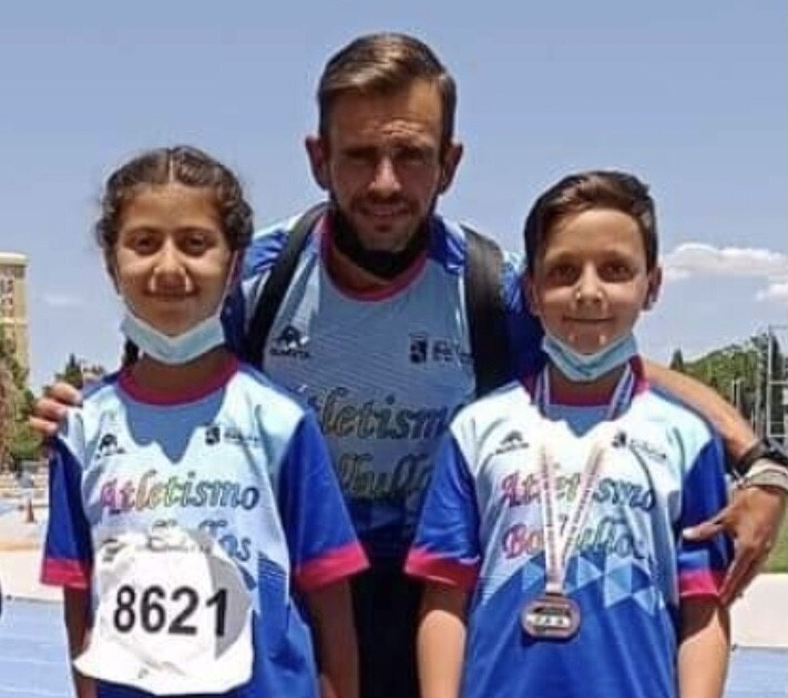 Lina Rachidi Oukili y Robert Mihai Stoica, con la medalla obtenida.
