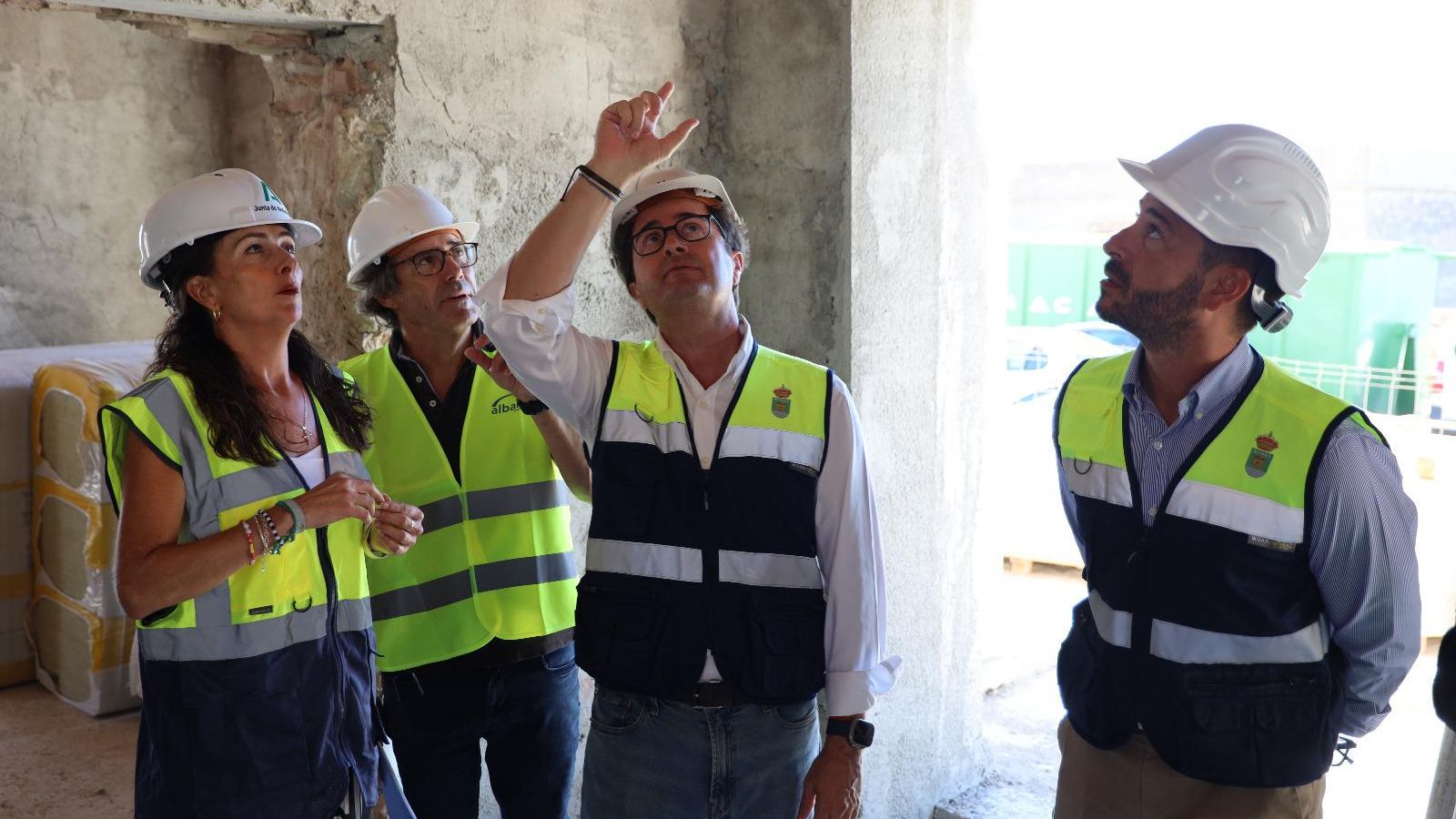 Aránzazu Martín y Francisco Góngora comprueban el avance de los trabajos. Aránzazu Martín y Francisco Góngora comprueban el avance de los trabajos.