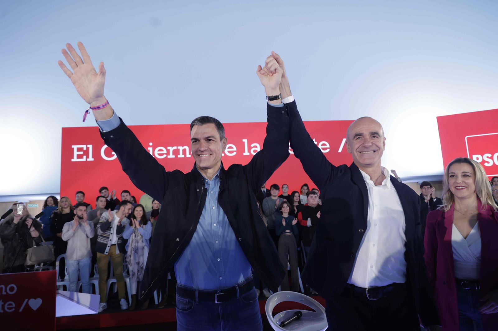 Pedro Sánchez  junto a Antonio en el acto de precampaña en Sevilla.