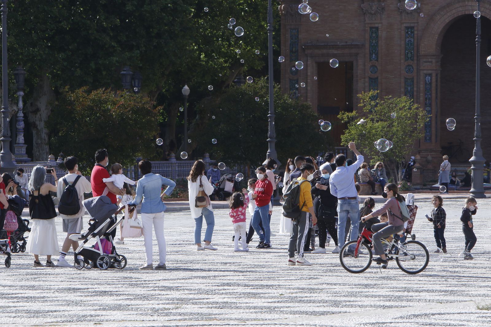 Ambiente en el festivo fin de semana en Sevilla