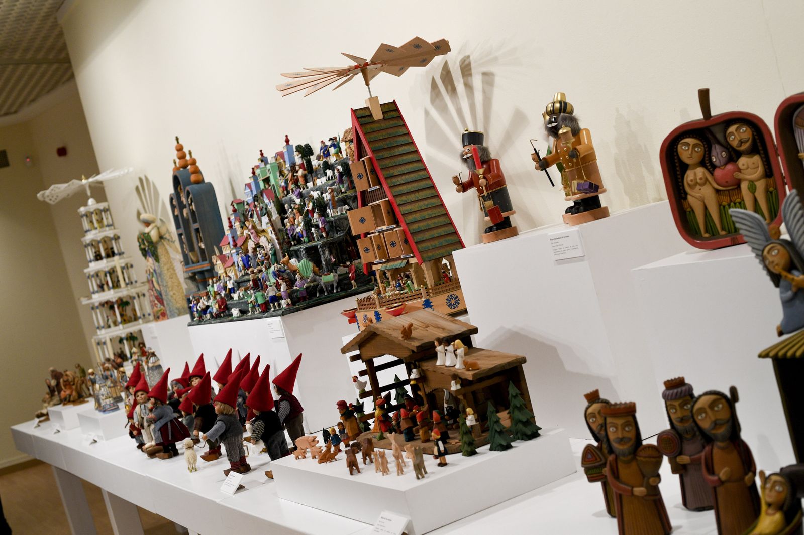 Así son los 130 belenes del mundo de Puerta Real en Granada