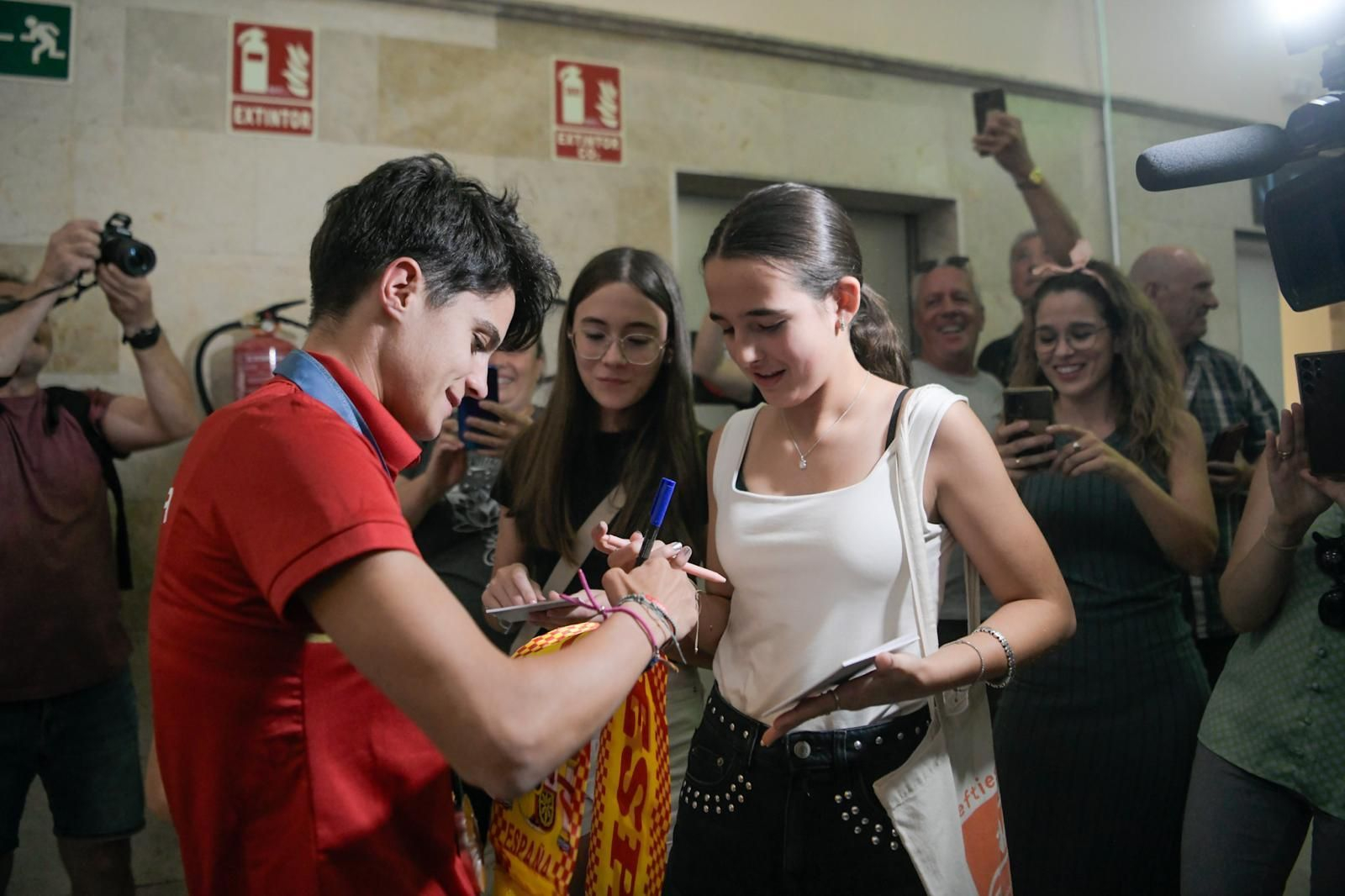 Granada recibe a la campeona María Pérez, en imágenes