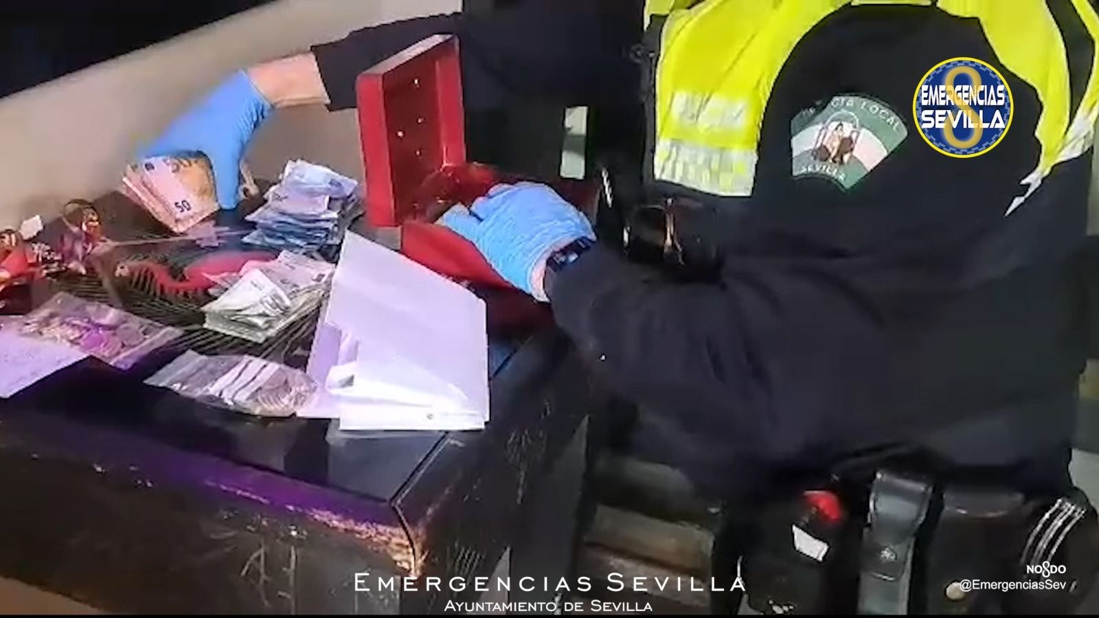 Un policía local cuenta el dinero intervenido.