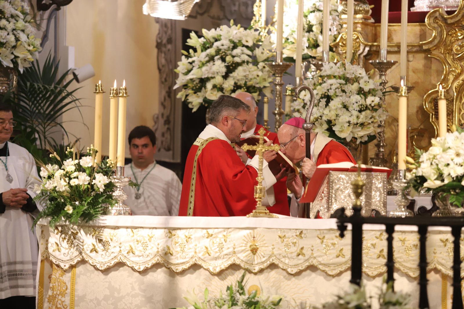 Imágenes de la misa de Pentecostés atípica y a puerta cerrada por el coronavirus, en la parroquia de la Asunción de Almonte