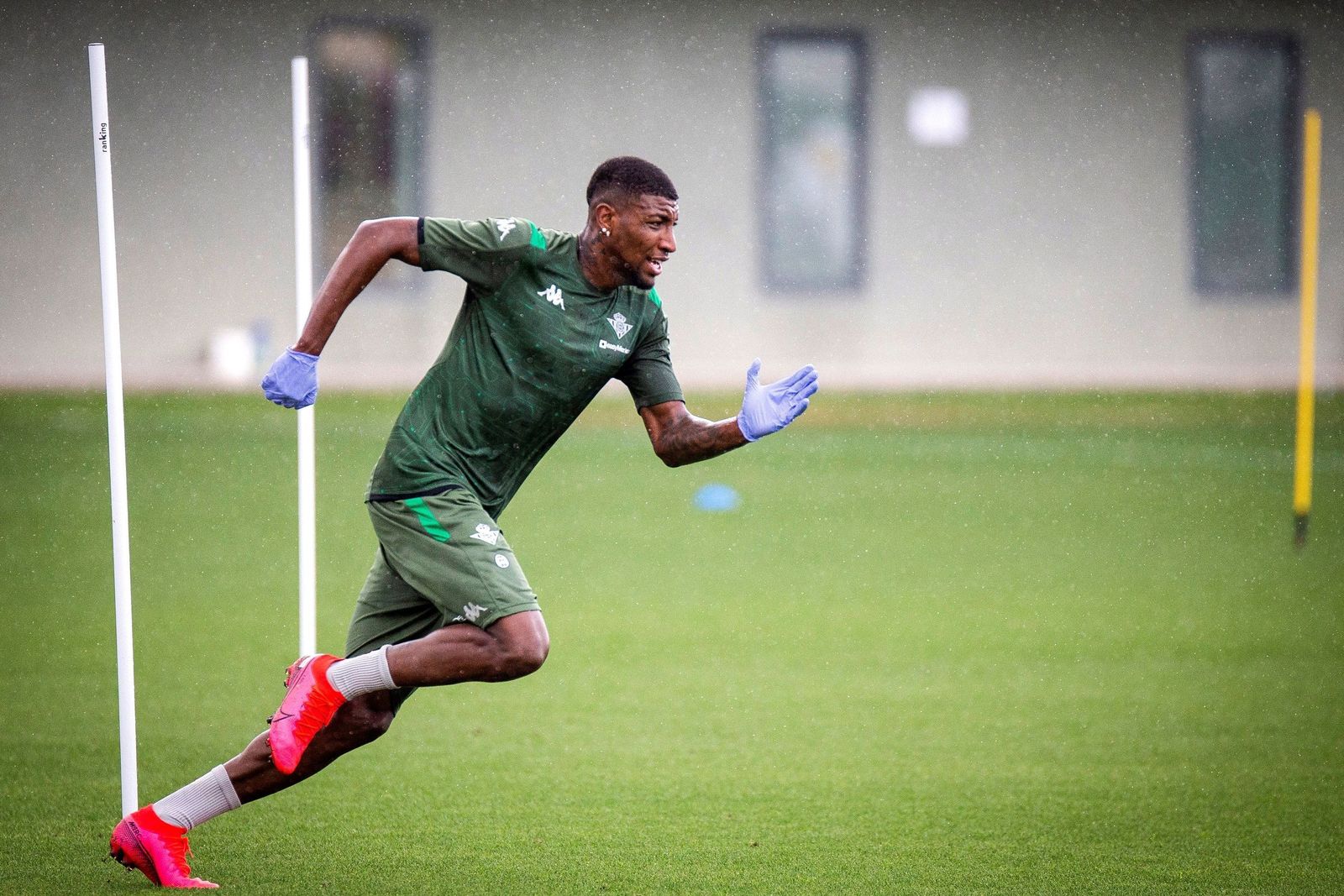 Emerson realiza un sprint en el entrenamiento.