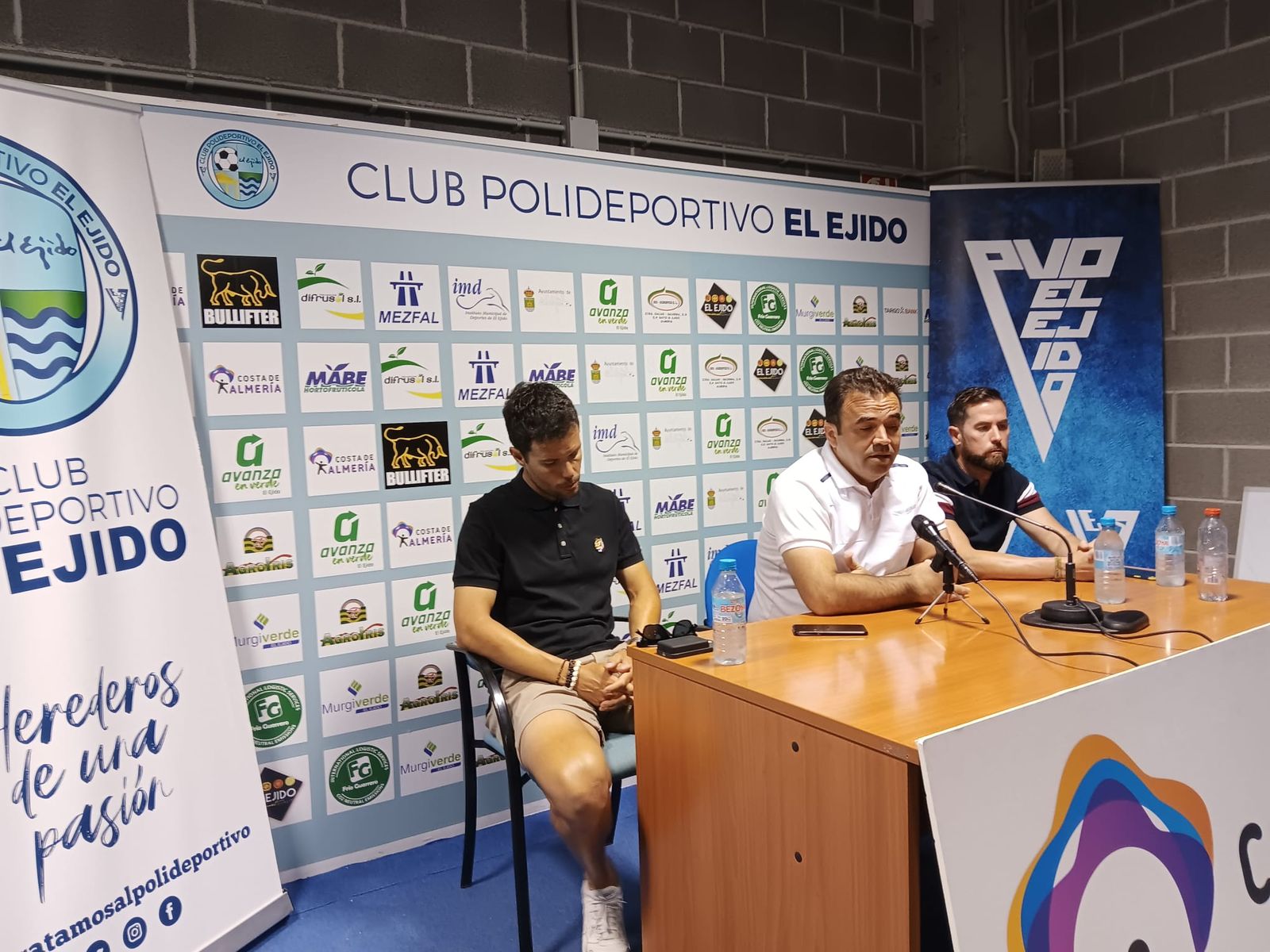 Mateo Martín toma la palabra en la presentación de Carlos Jiménez como nuevo entrenador del Poli.