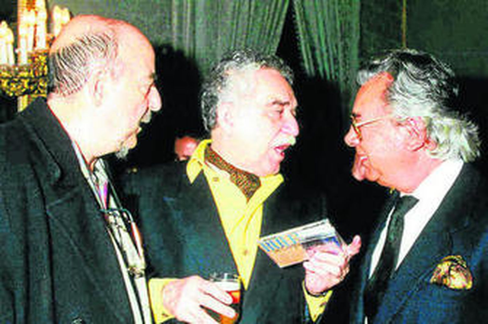 García Márquez dialoga con Quiñones y Manuel Morao, en una recepción del año 1997 en Diputación.