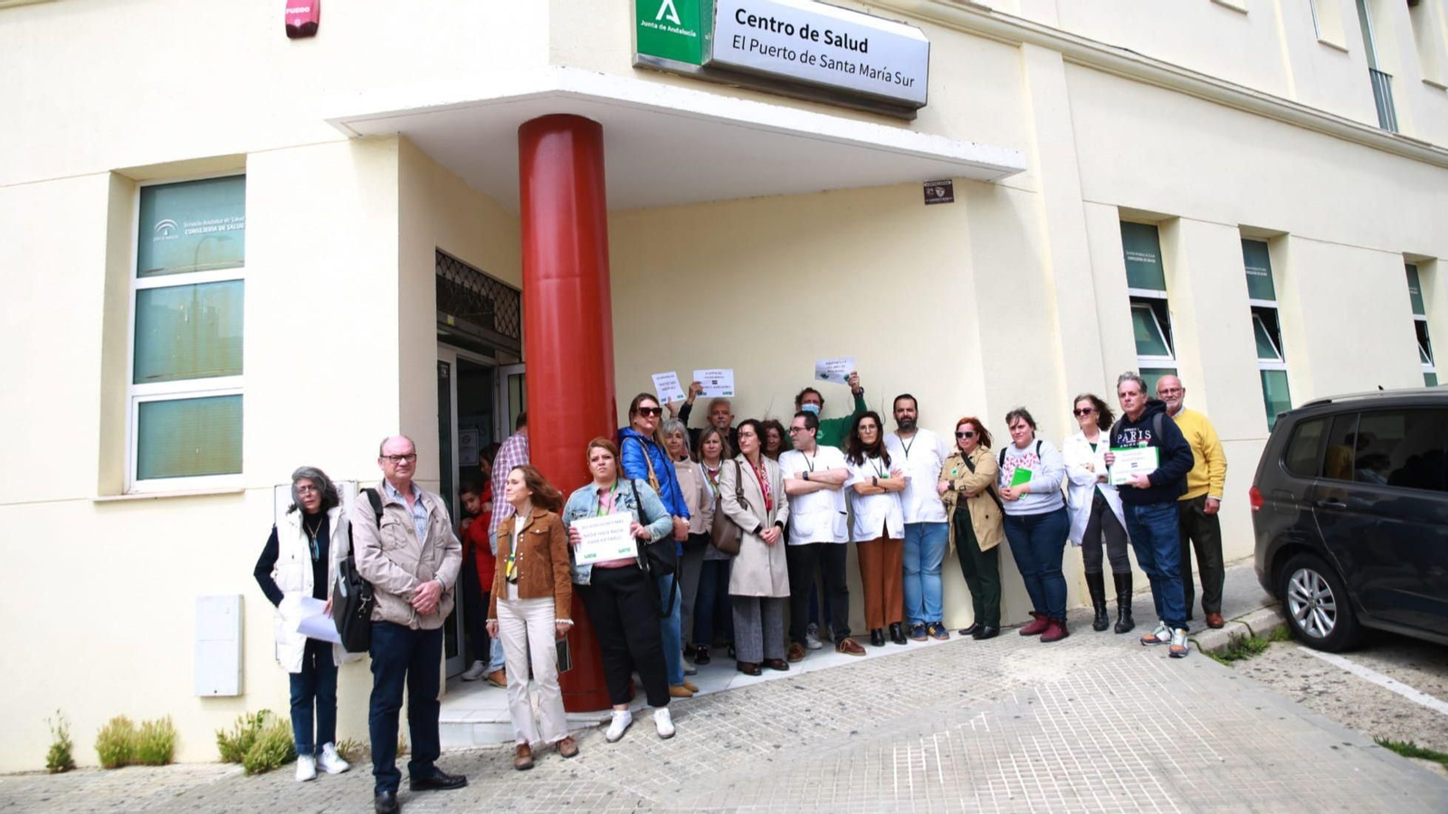 Una  imagen de la protesta a las puertas del centro de salud.