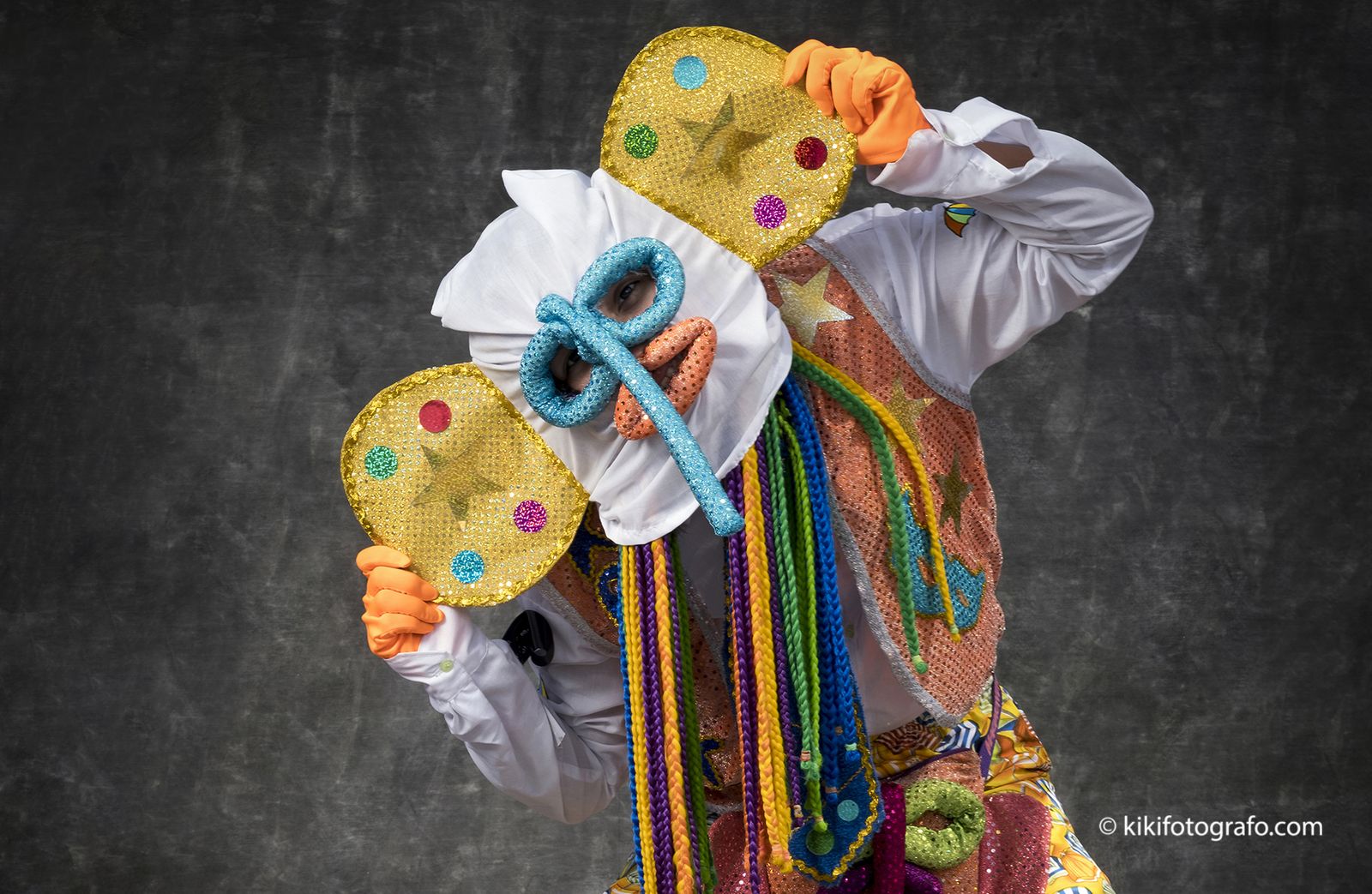 La foto de Kiki que ilustra el cartel de la muestra sobre el Carnaval de Barranquilla.