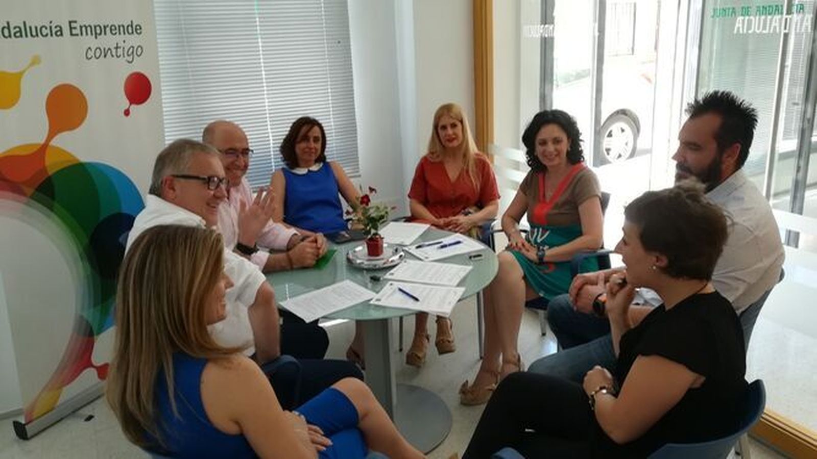 Empresas alojadas en los CADE de Andalucía Emprende en Almería con el delegado de empleo, Emilio Ortiz.