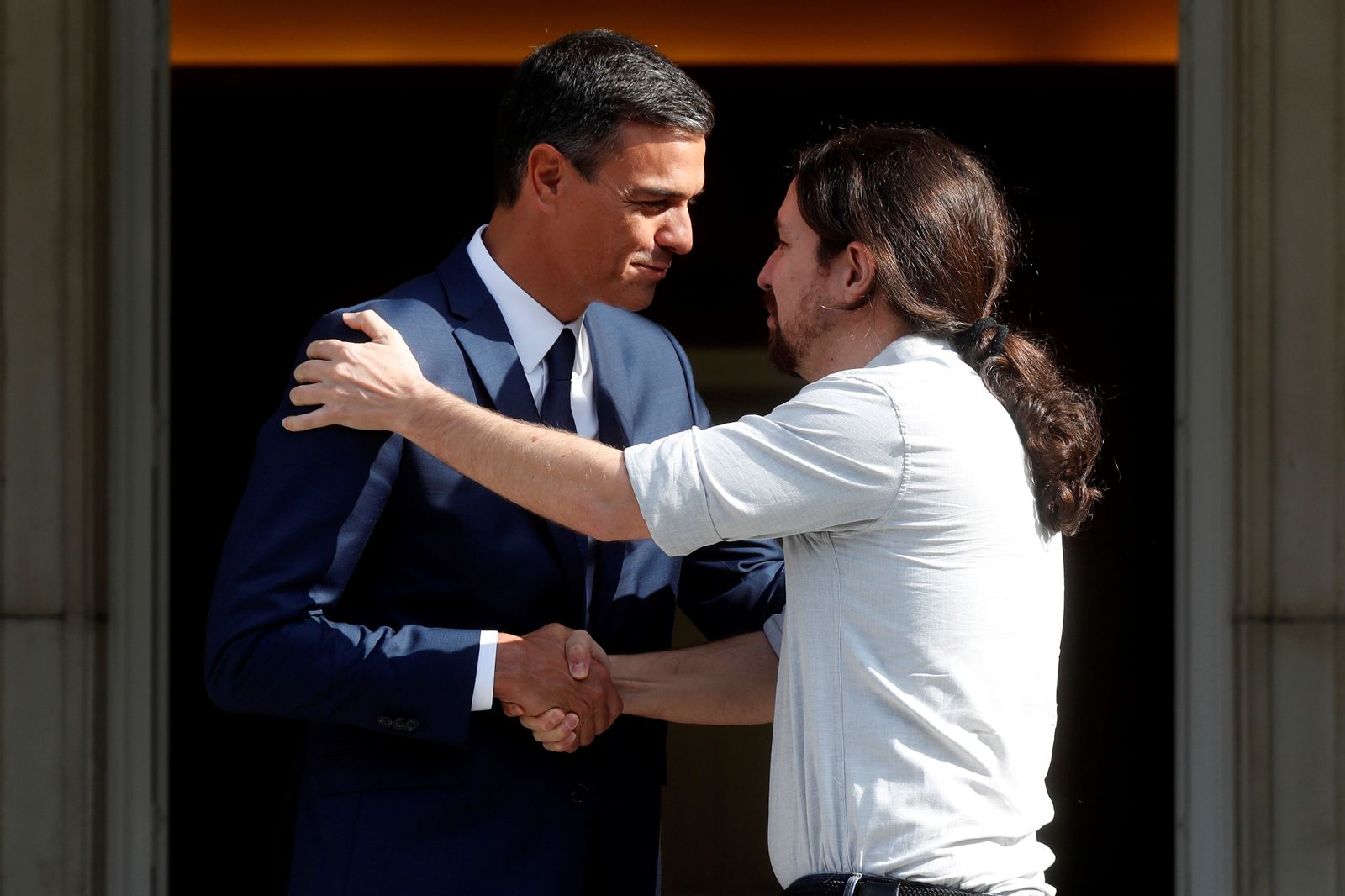 Pedro Sánchez recibe a Pablo Iglesias  en La Moncloa.
