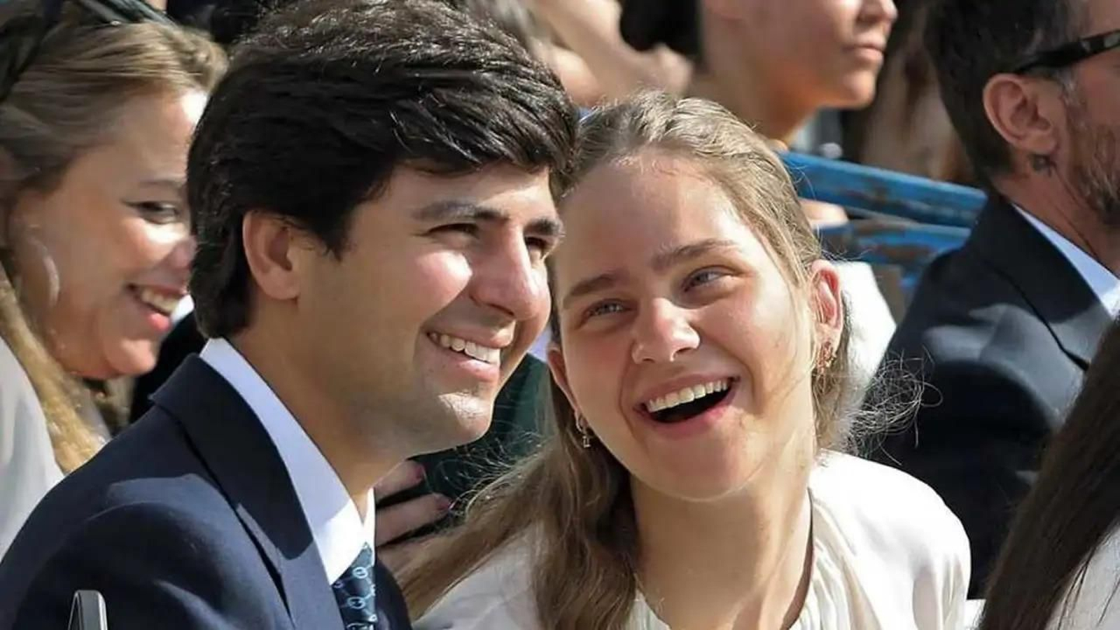 Juan Urquijo e Irene Urdangarin llevan más de un año juntos pese a la distancia.