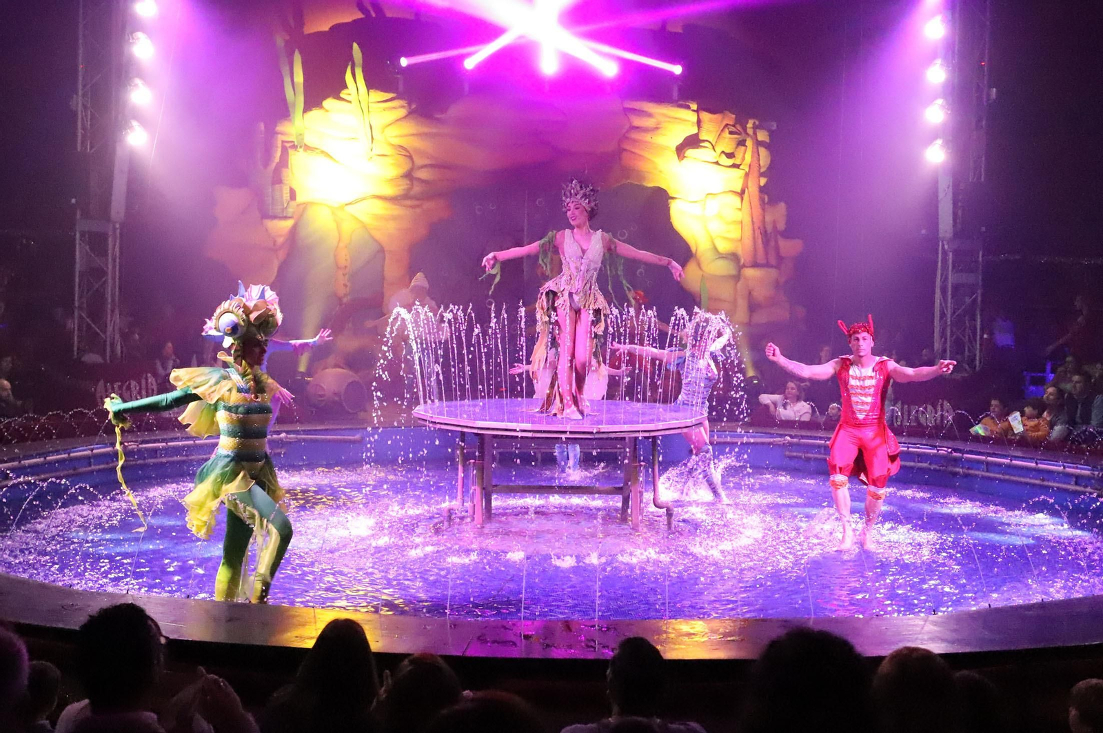 El Circo Alegría muestra su espectáculo sobre el agua, en imágenes