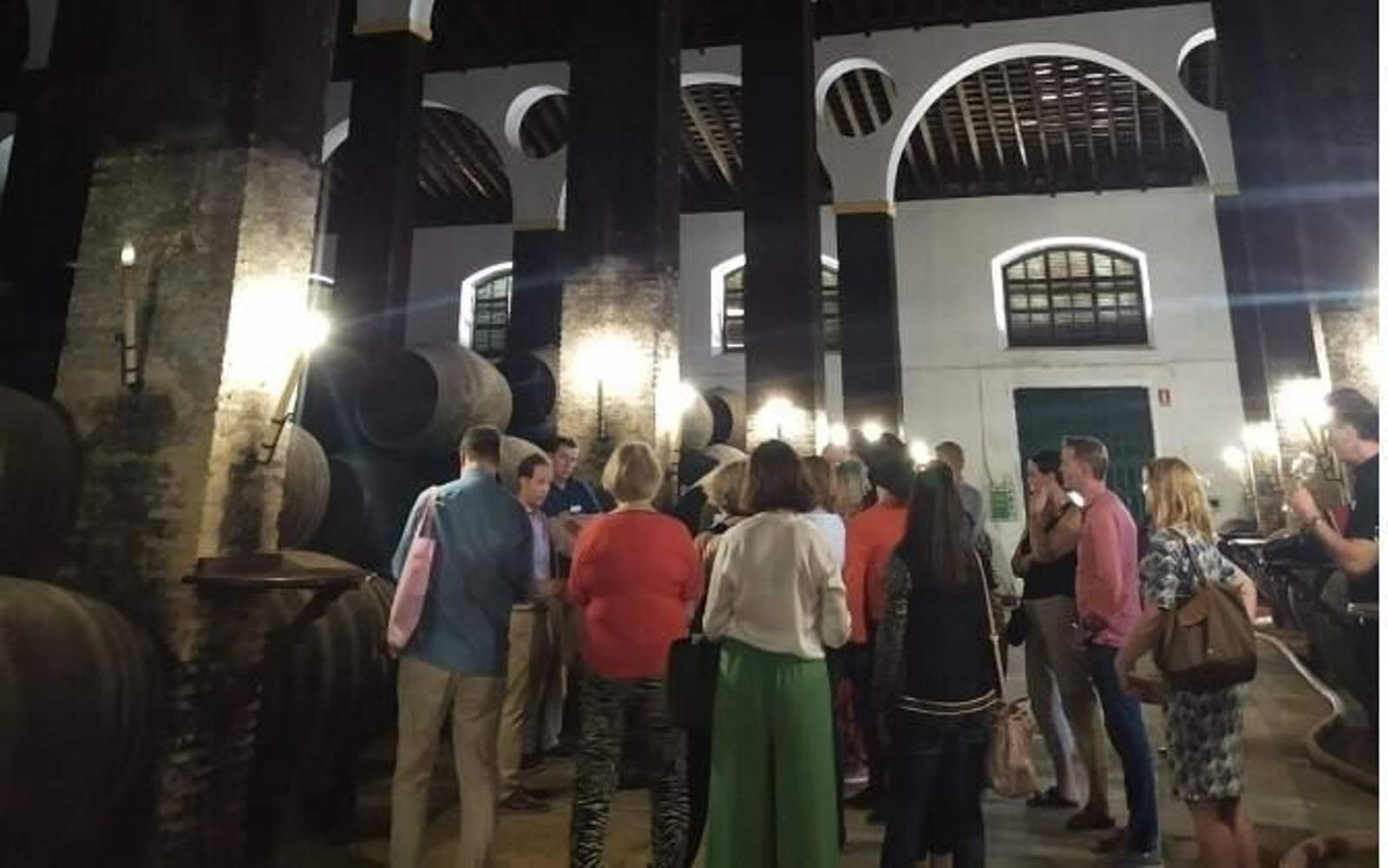 Un grupo de visitantes en la bodega La Arboledilla de Barbadillo.