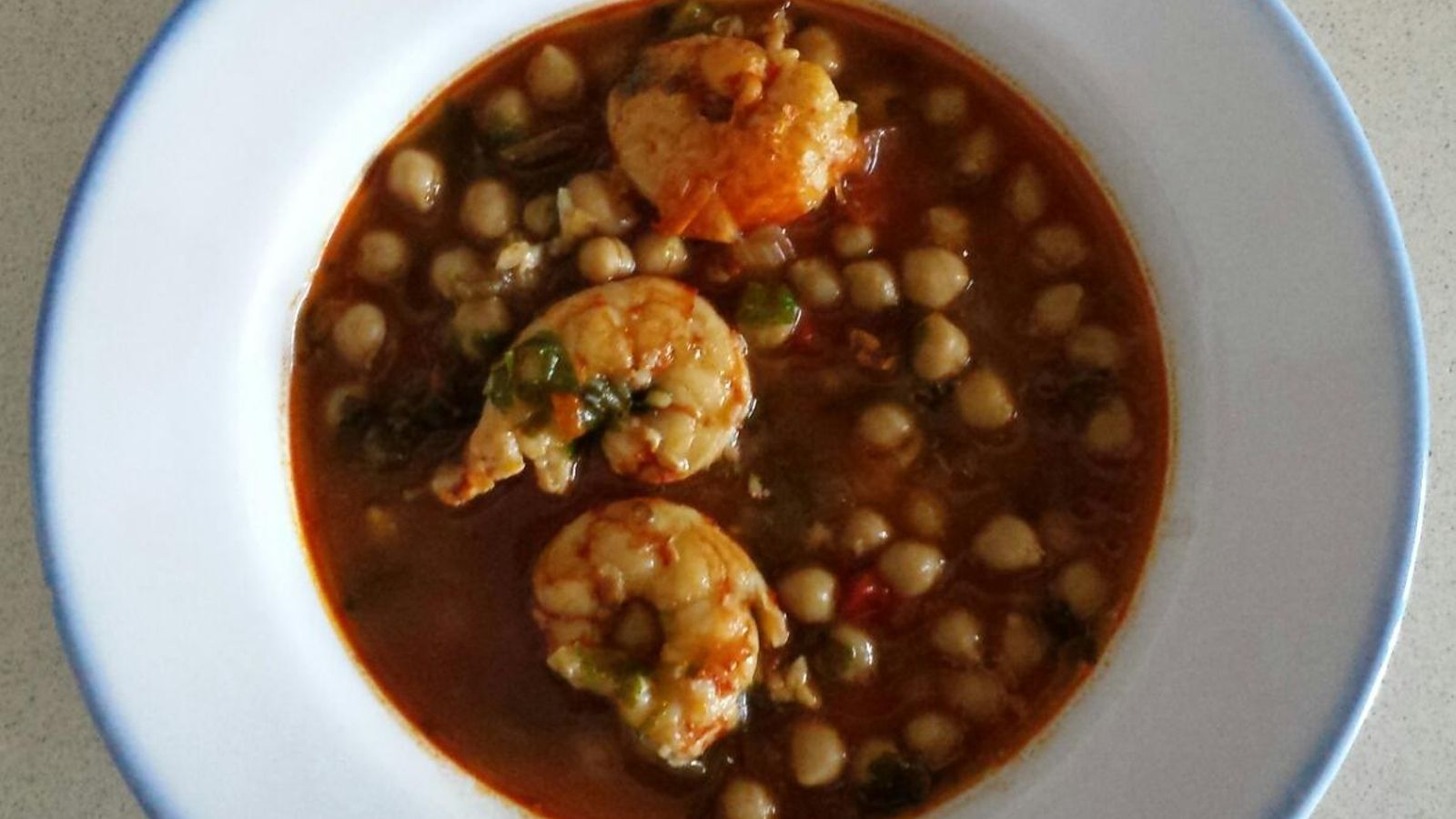 Garbanzos con chocos y langostinos