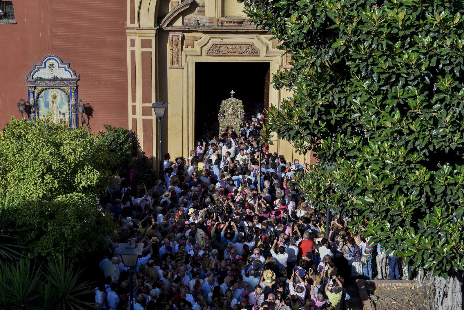 La salida de la Hermandad del Rocío de Triana, en imágenes