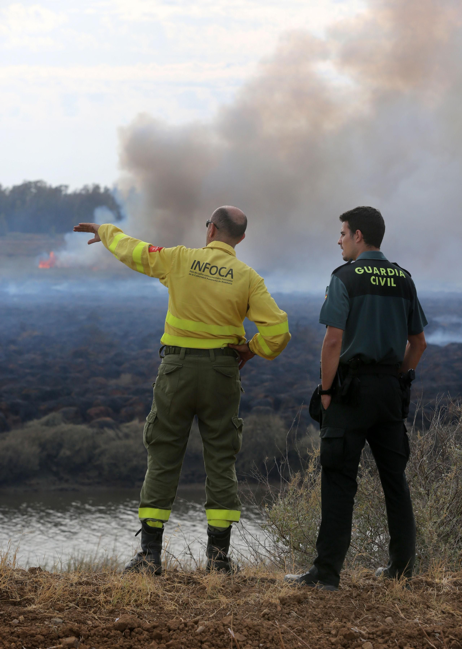 Imágenes del incendio declarado en marismas del Odiel