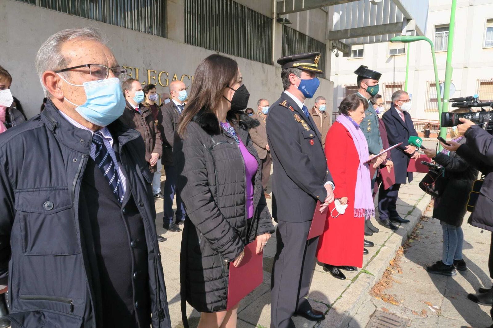 La subdelegada del Gobierno, Rafaela Valenzuela, lee el manifiesto del 25N.