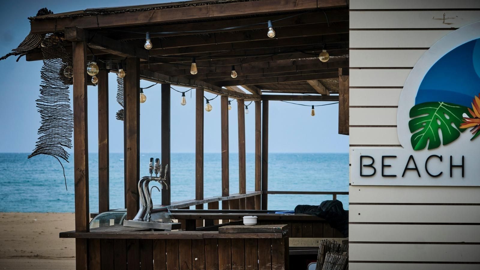 Imagen de esta mañana de la terraza exterior del  Beach Club Potito