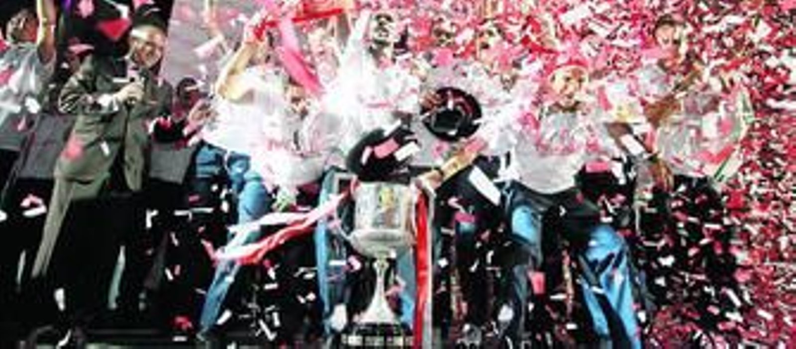 Papelillos, sombreros y júbilo en el epílogo de la celebración sevillista en la explanada del Gol Sur del Ramón Sánchez-Pizjuán, con Del Nido y la plantilla ofreciendo la Copa a la afición.