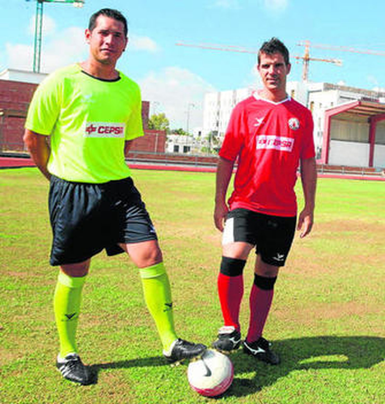 Félix (iz.) y May posan en el Manolo Mesa con la indumentaria del CD San Roque.