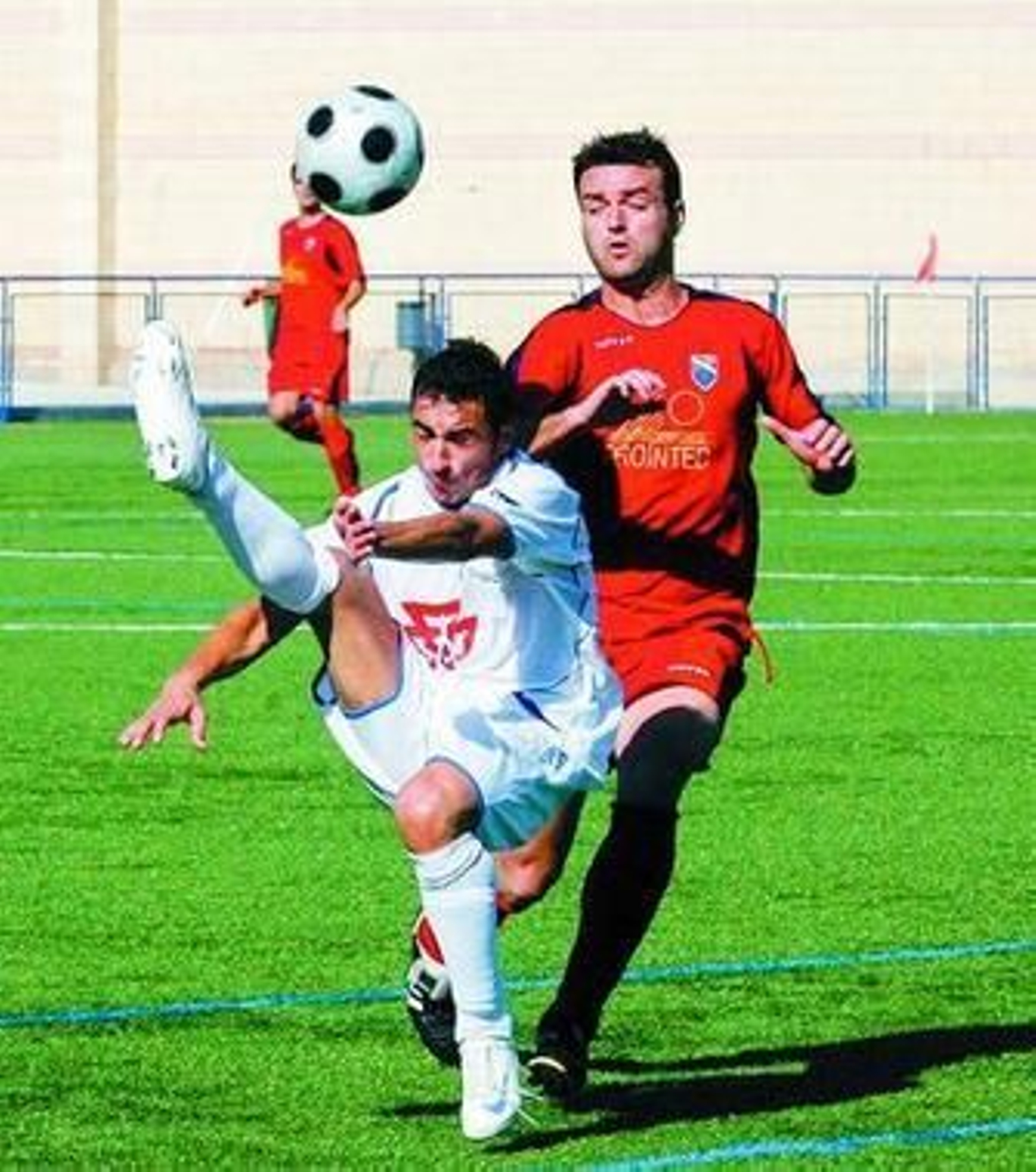 Rudi despeja hacia atrás ante la oposición de Dani Avilés.