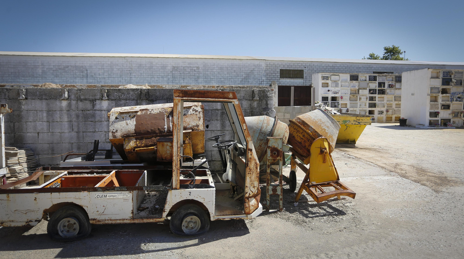 Imágenes del mal estado de los hornos, frigorificos y fosas comunes del cementerio de Sevilla.