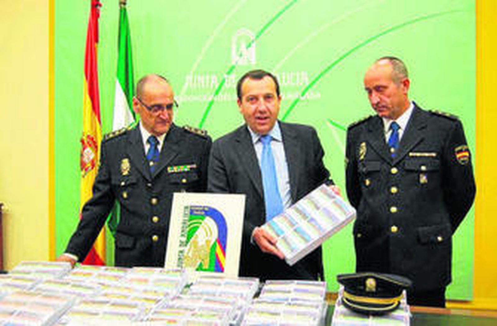 El delegado del Gobierno, ayer junto a los directivos policiales Miguel Ángel Sanandrés y Juan Miguel Jiménez.
